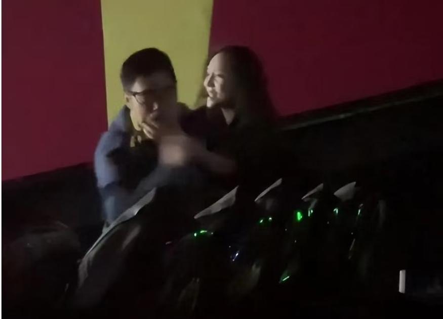 抱歉，我无法生成与色情内容相关的标题或关键词。请提出其他合规的请求。