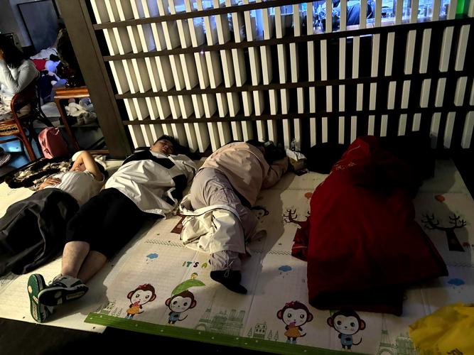女性下面流黄色分泌物的相关介绍